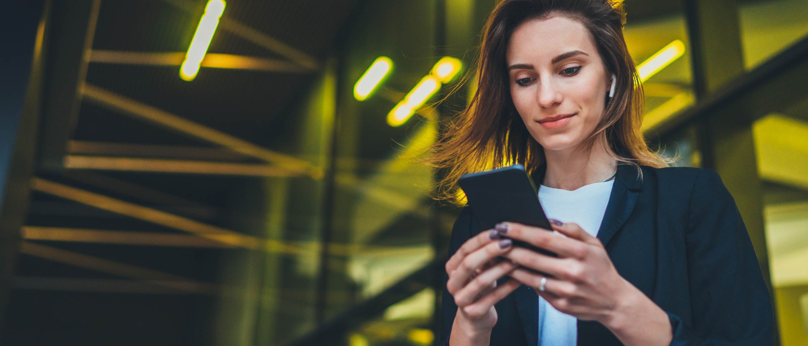 Digitalplakat in Unterführung