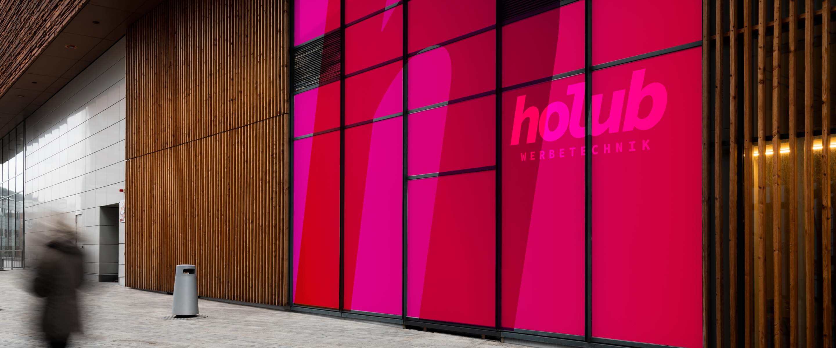 Frauen schauen in ein Schaufenster