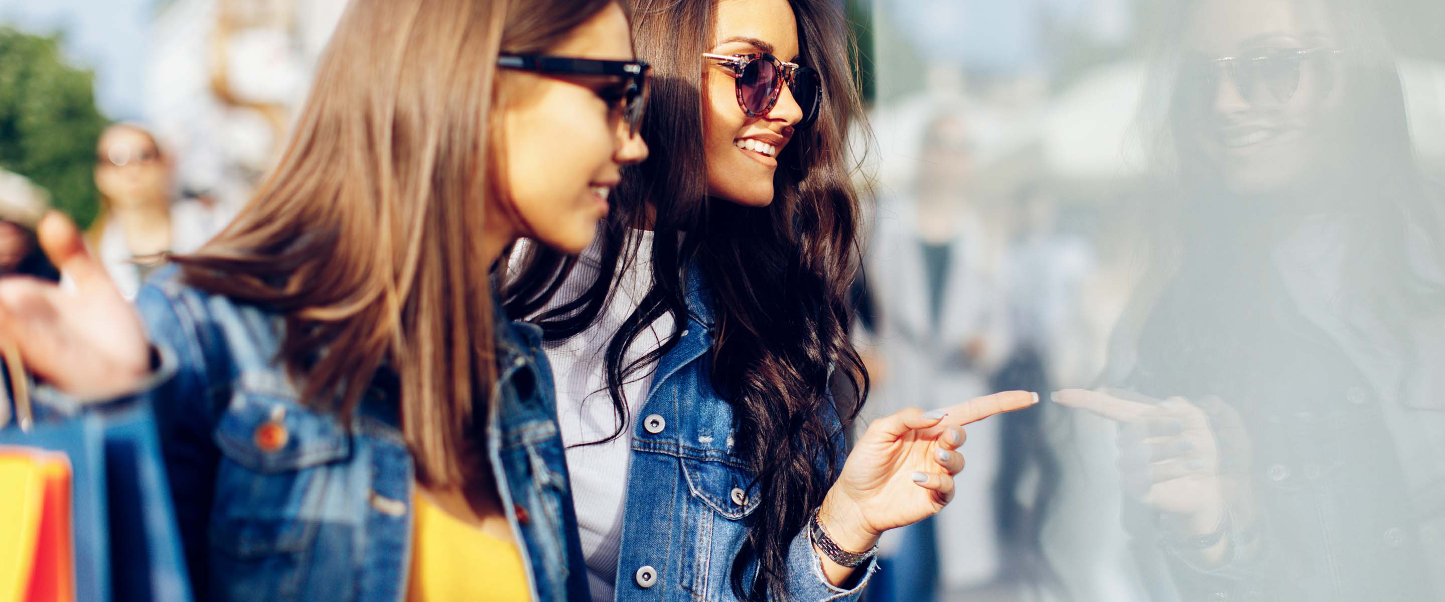 Frauen schauen in ein Schaufenster